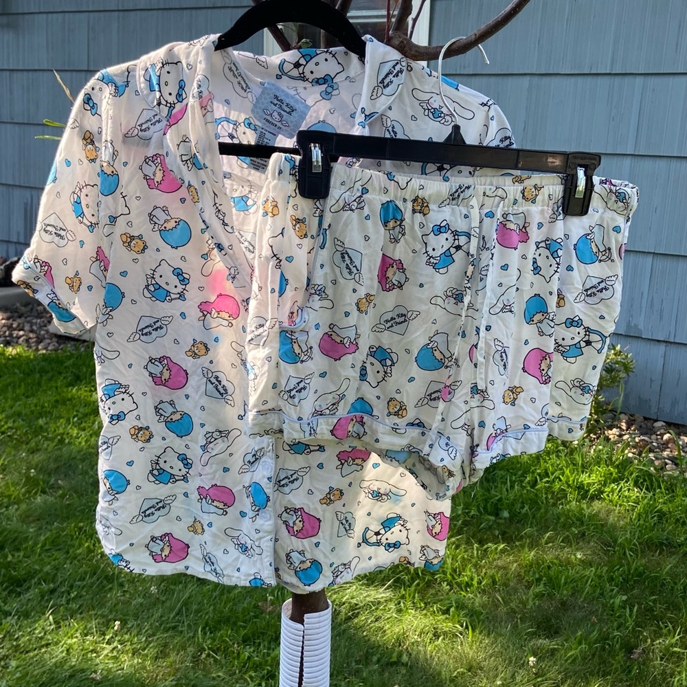 Forever 21 X Hello Kitty & Friends Pajama Set (Medium)